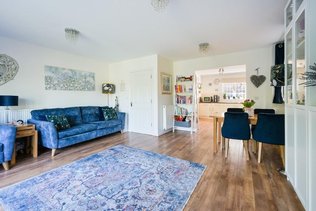 Property photo 2 of 20 South Tadworth Farm Close