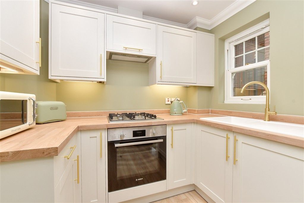 Property photo 3 of 11 Kitchen