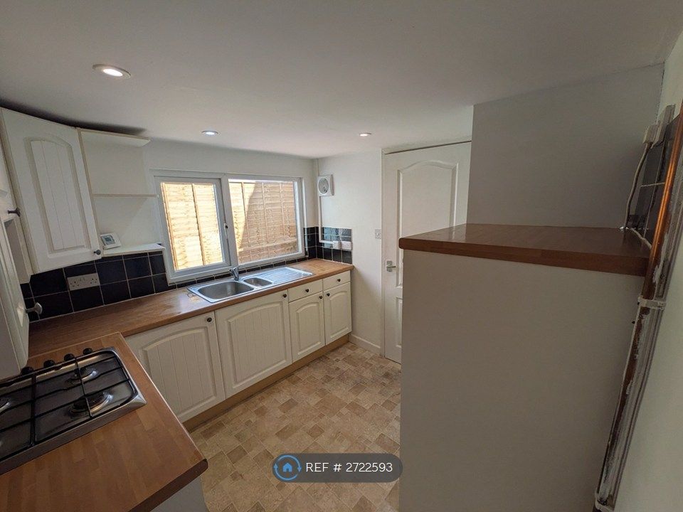 Property photo 2 of 11 Kitchen