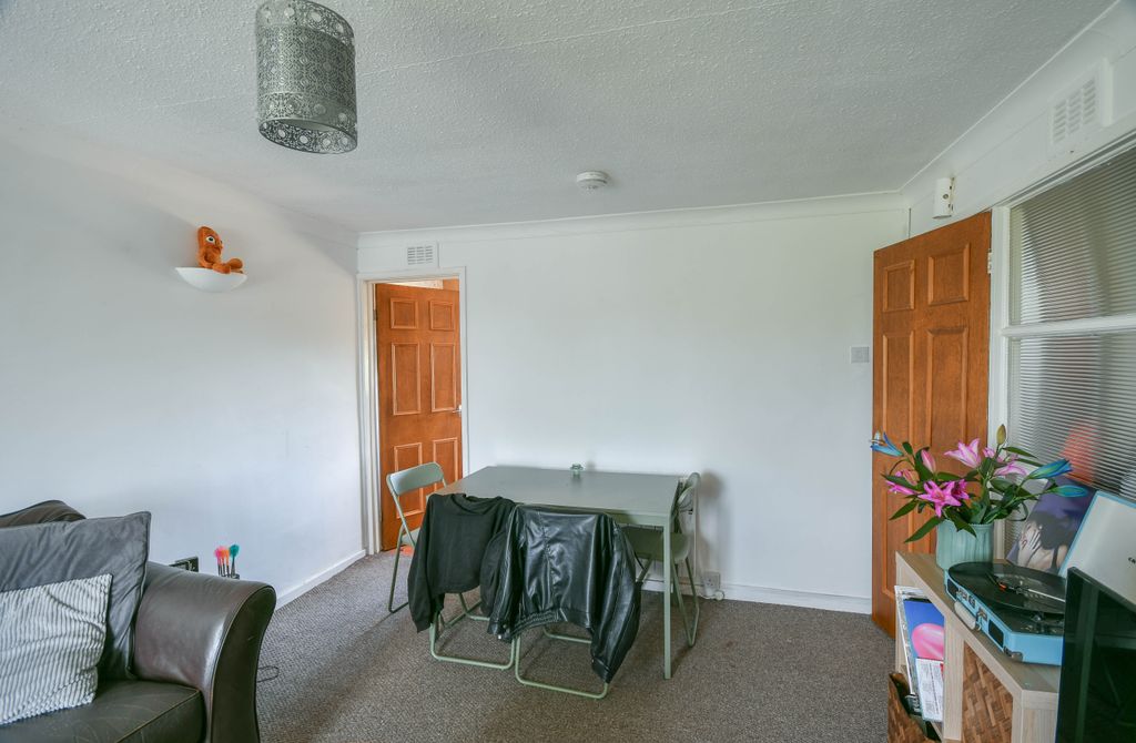 2 bed flat for salePrebends Field, Durham DH1 photo 4