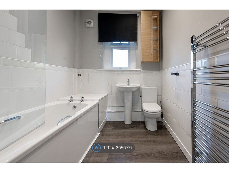 Property photo 3 of 17 Bathroom