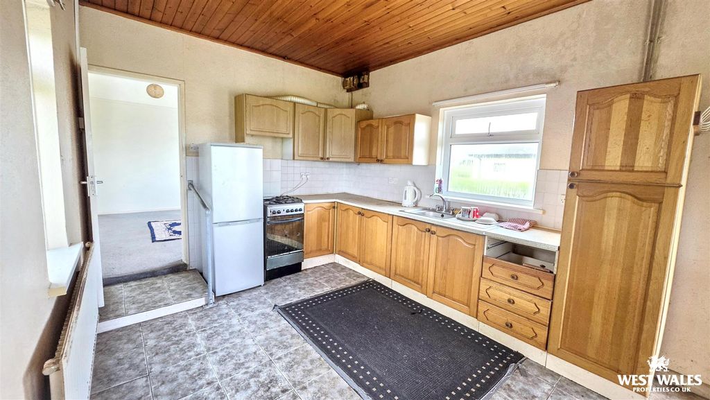 Property photo 3 of 32 Kitchen Phptp.Jpg