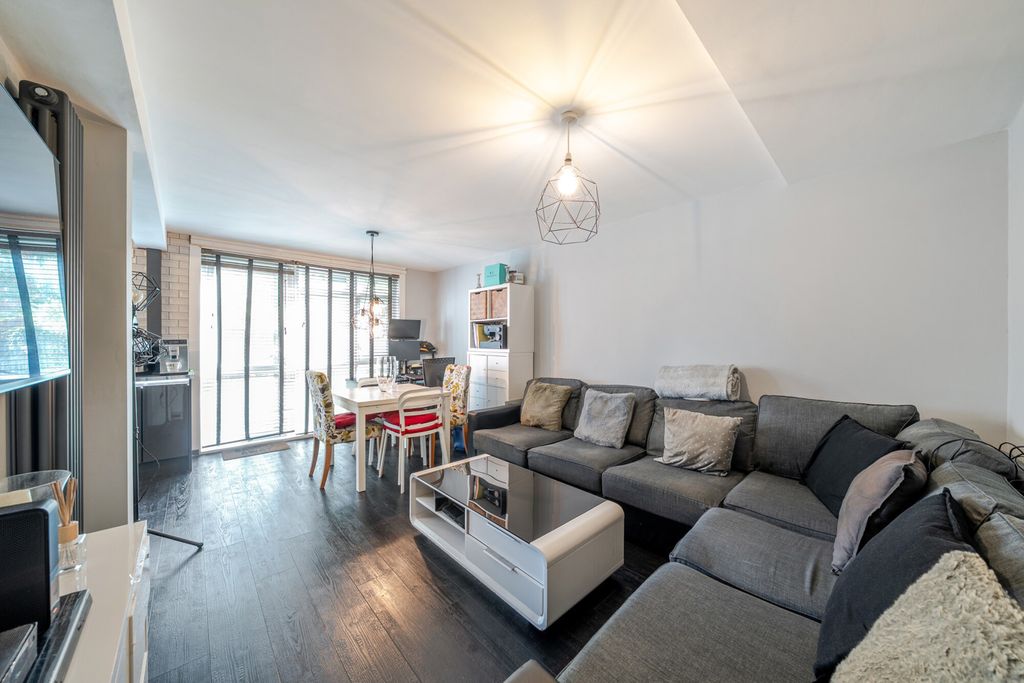 Property photo 2 of 14 1528971-10-1A1446...