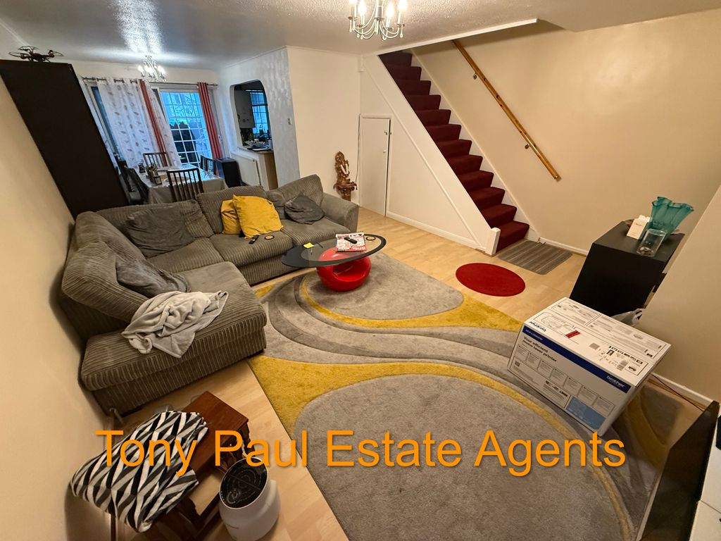 Property photo 2 of 11 Through Lounge