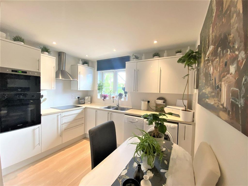 Property photo 3 of 16 Peel Close E4