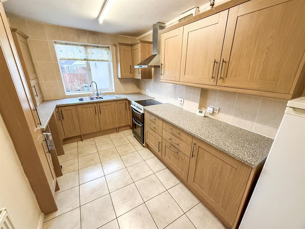 Property photo 3 of 14 Kitchen