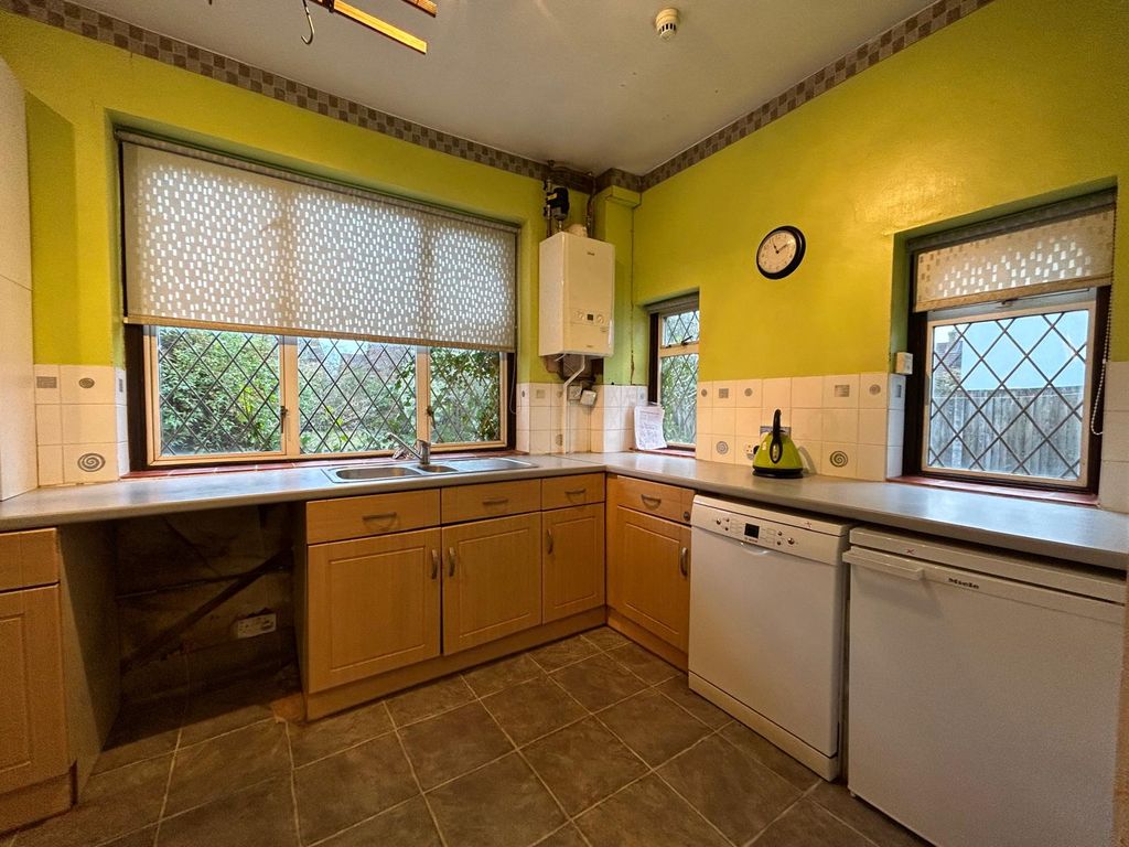 Property photo 1 of 15 5 Bed Bungalow To Rent Park Road, Uxbridge Ub8 1Ns