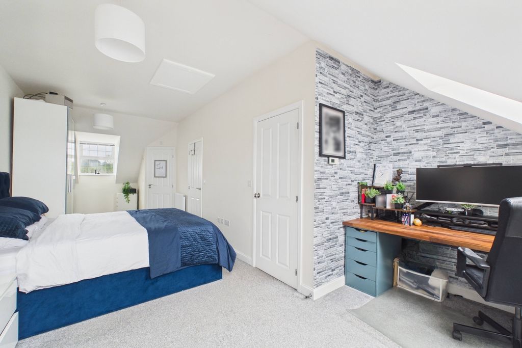 Property photo 3 of 15 Bed 1