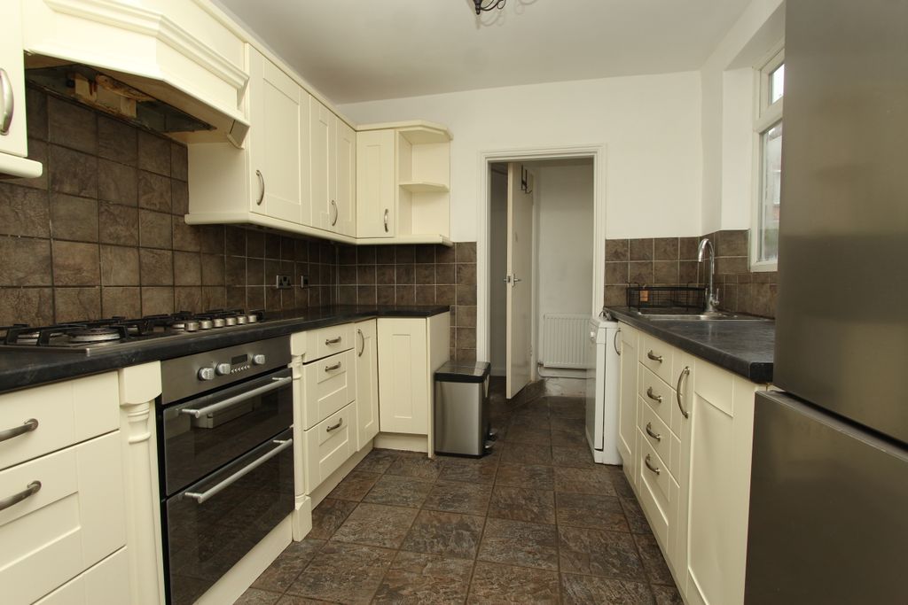 Property photo 3 of 8 Kitchen