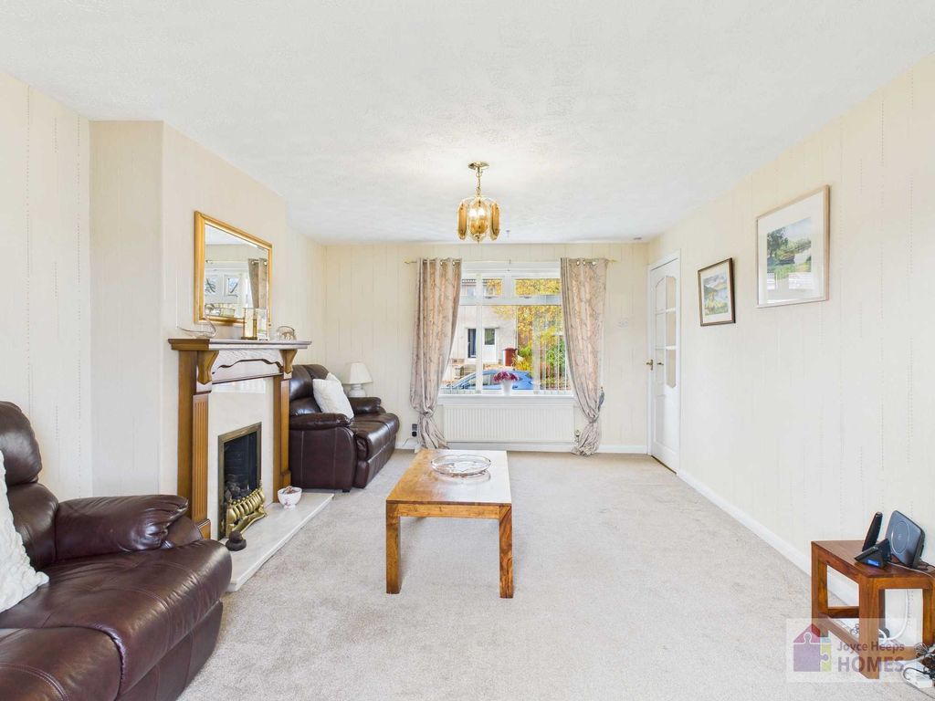 Property photo 3 of 14 Lounge