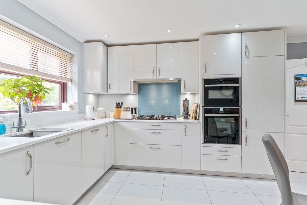 Property photo 2 of 32