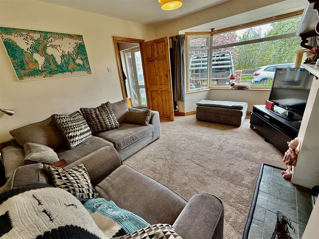 Property photo 3 of 19 Lounge