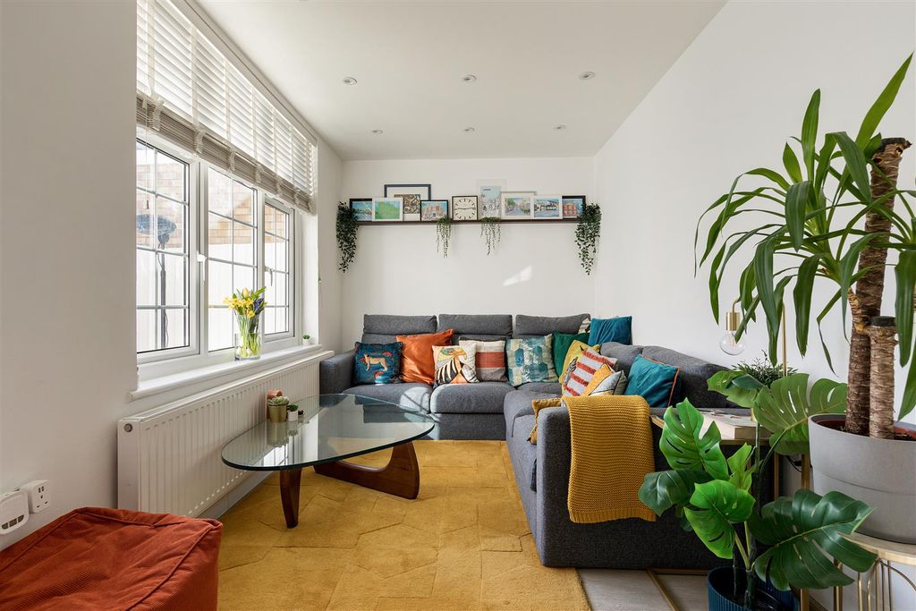 Property photo 3 of 22 Edward Avenue, E4