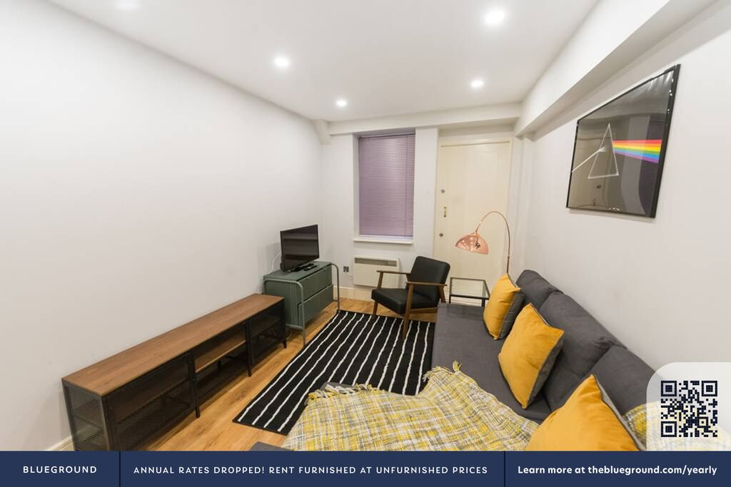 Property photo 3 of 19 Living Room