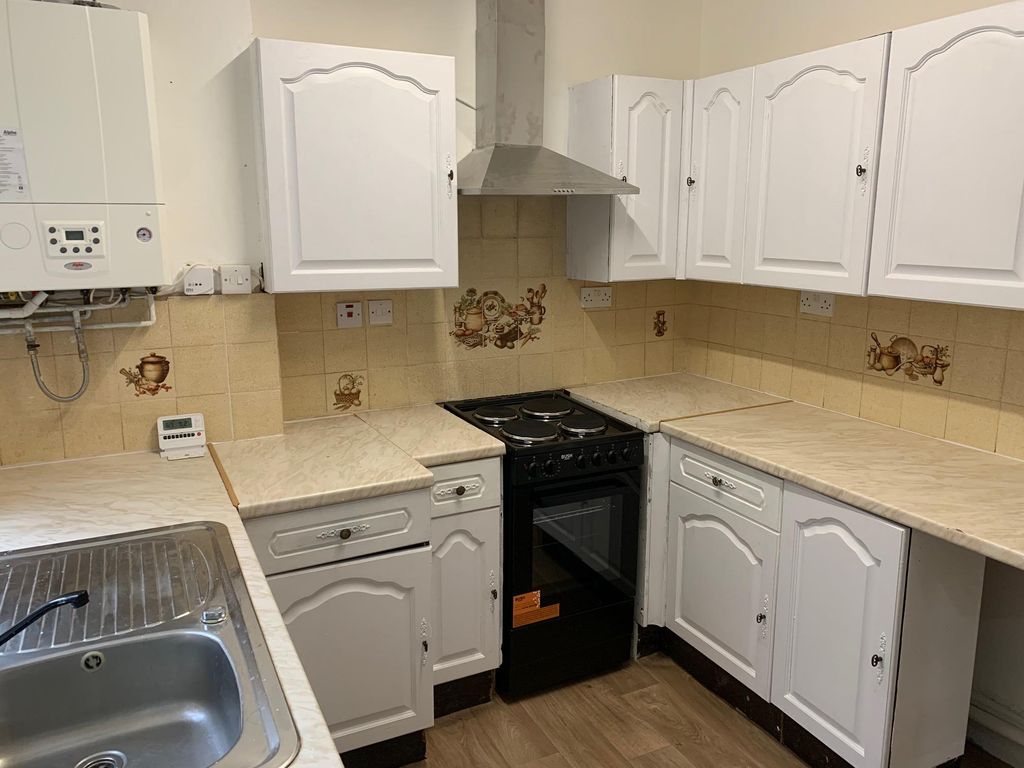 Property photo 2 of 6 Kitchen