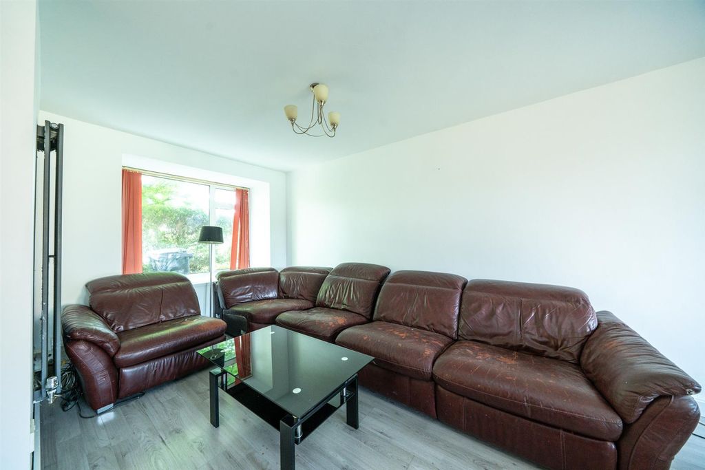 Property photo 3 of 20 Lounge