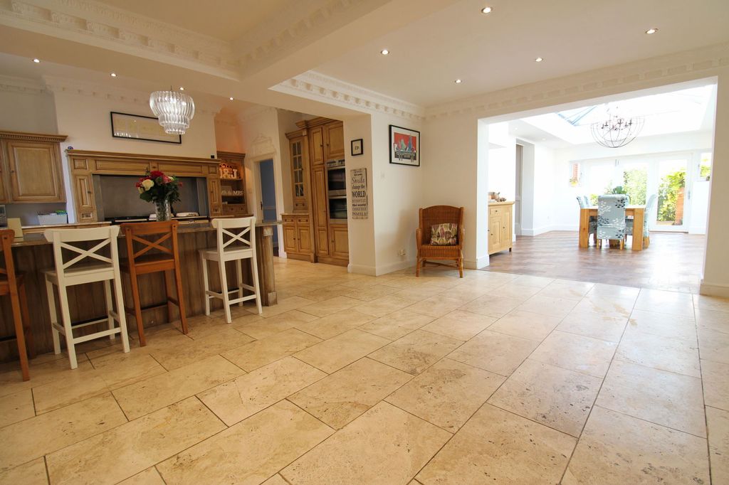 Property photo 2 of 33