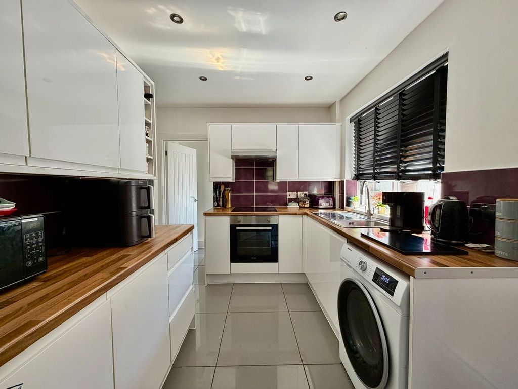 Property photo 2 of 33