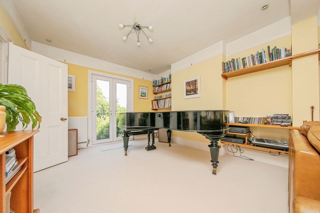 Property photo 2 of 17 Photo