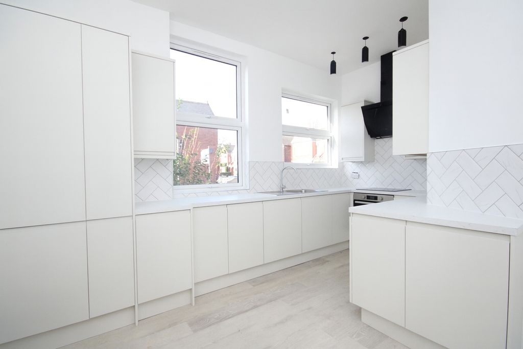 Property photo 2 of 7 Kitchen