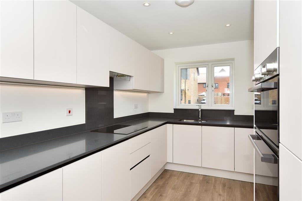 Property photo 3 of 10 Kitchen
