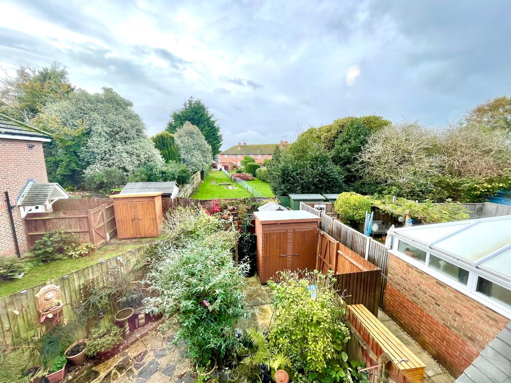 Property photo 3 of 20 11 The Limes View