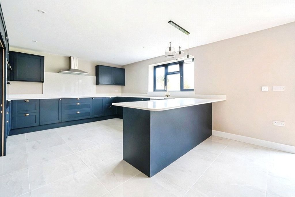 Property photo 3 of 19 Kitchen