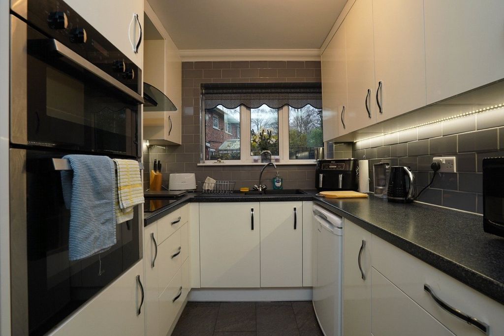Property photo 3 of 16 Kitchen