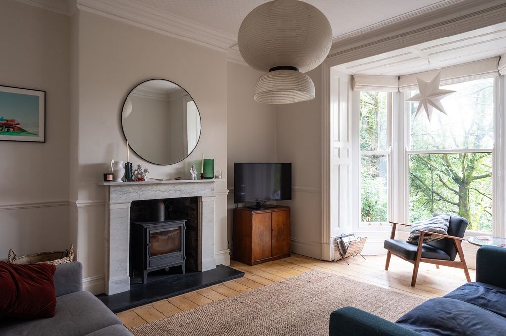 Property photo 2 of 31 Lounge