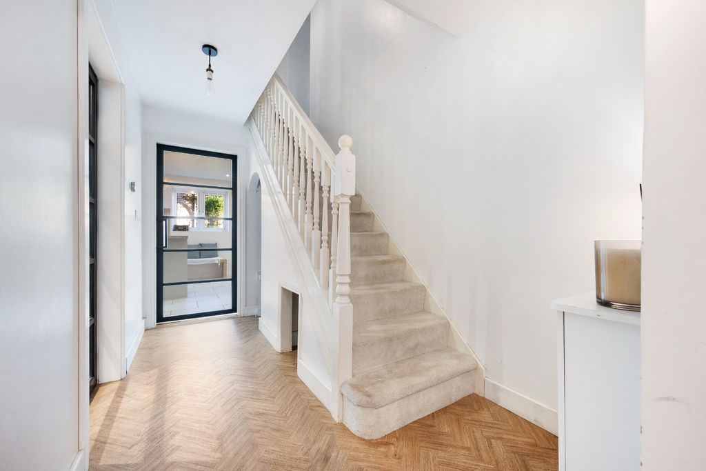 Property photo 2 of 49 4647683