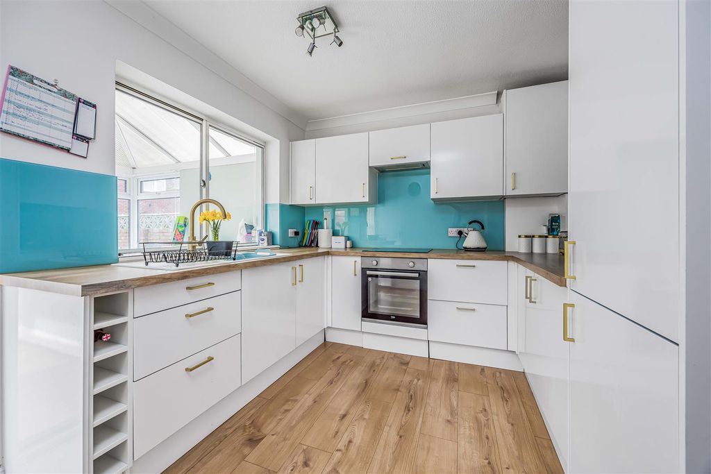Property photo 2 of 22 11 Whimbrel Close, Southsea-Small-Porticomarketing