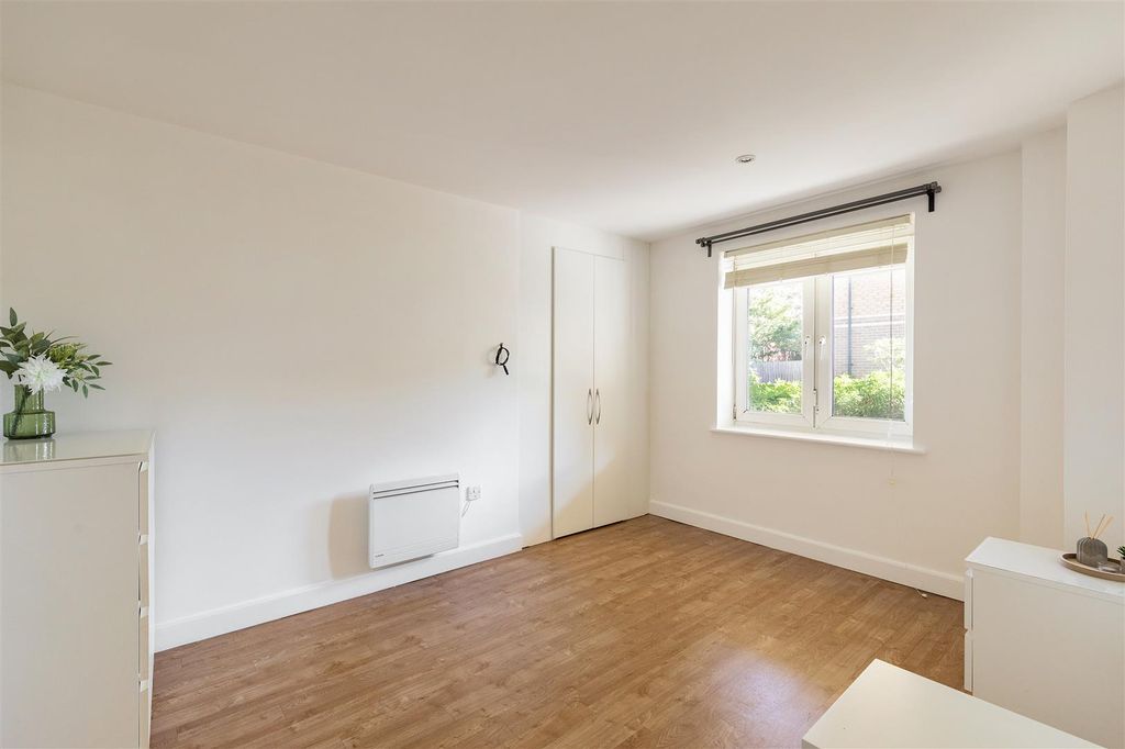 Property photo 3 of 24 Hereford Road, E3