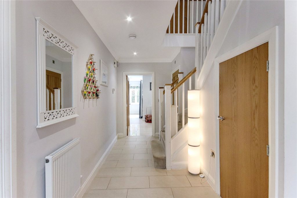 Property photo 3 of 21 Entrance Hall
