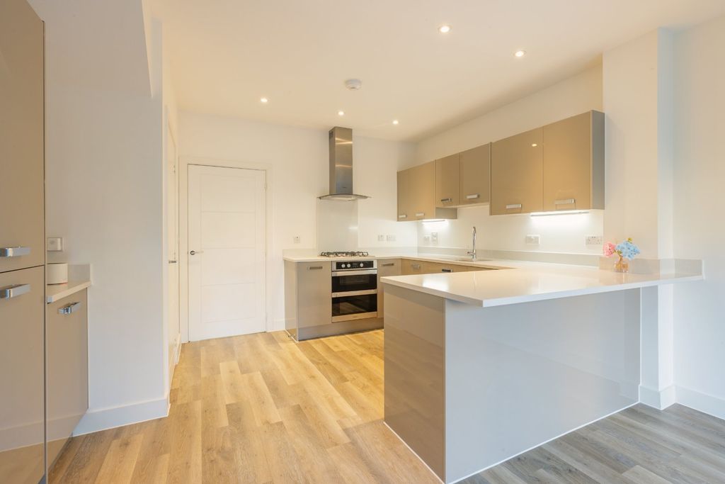 Property photo 3 of 17 Kitchin/Dining