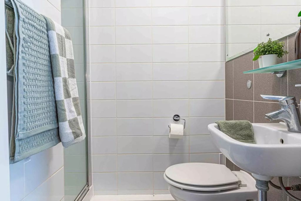 Property photo 3 of 23 Bathroom