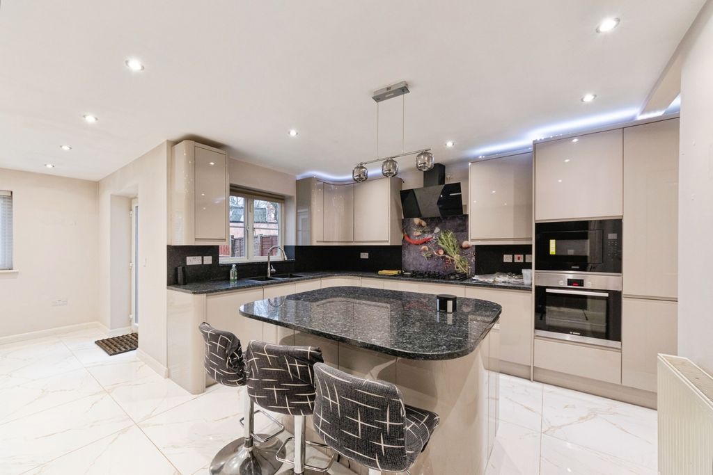 Property photo 3 of 36 Pbox-Img.Jpg