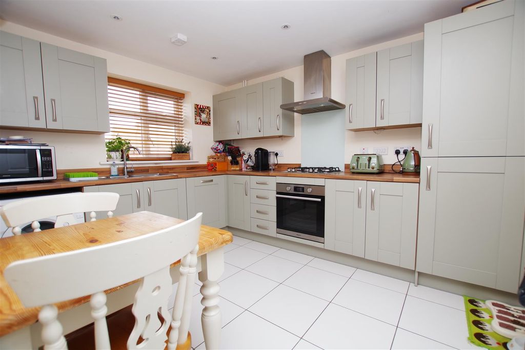 Property photo 3 of 11 Kitchen/Breakfast