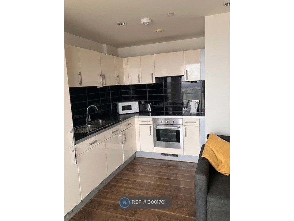 Property photo 3 of 10 Kitchen