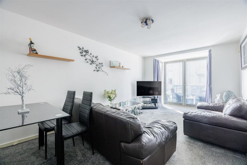 Property photo 2 of 28