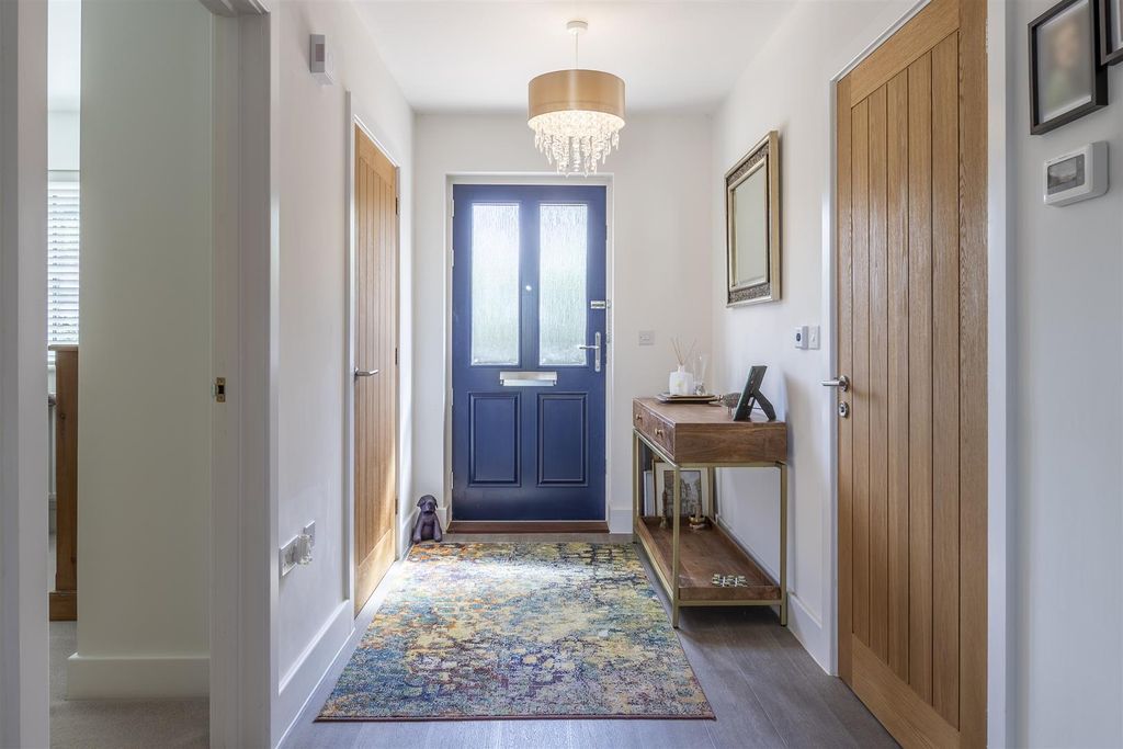 Property photo 3 of 38 Entrance Hall