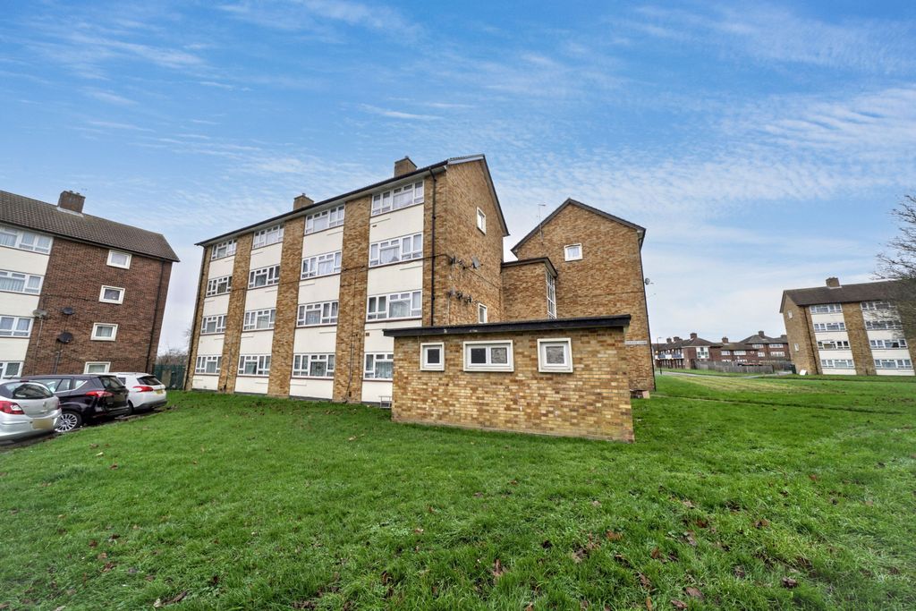 Property photo 1 of 10 19 Warwick Court, Newmarket Avenue, Northolt Ub5 4Et