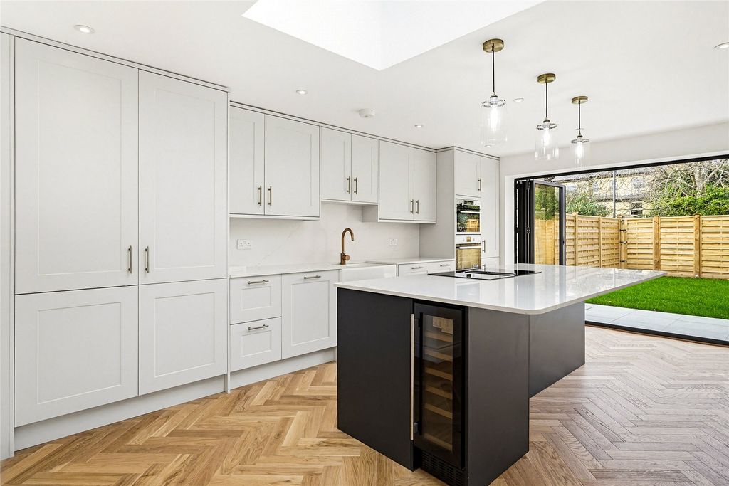 Property photo 2 of 16 Picture No. 15