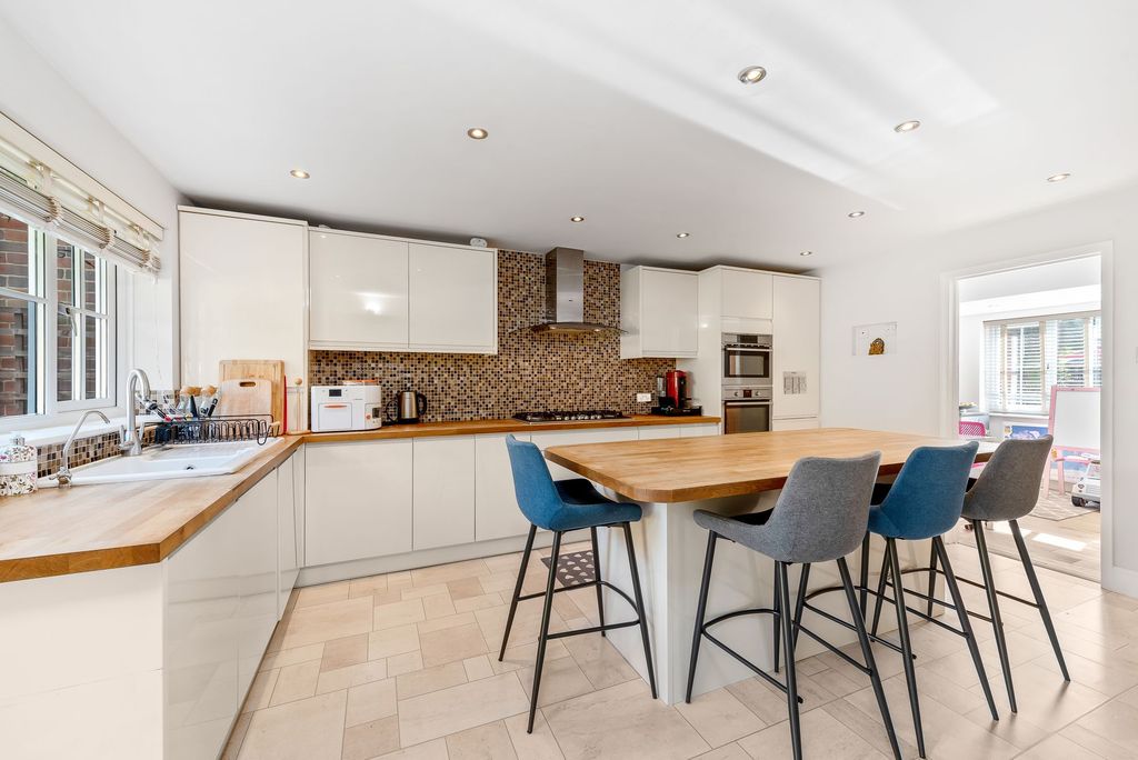 Property photo 3 of 12