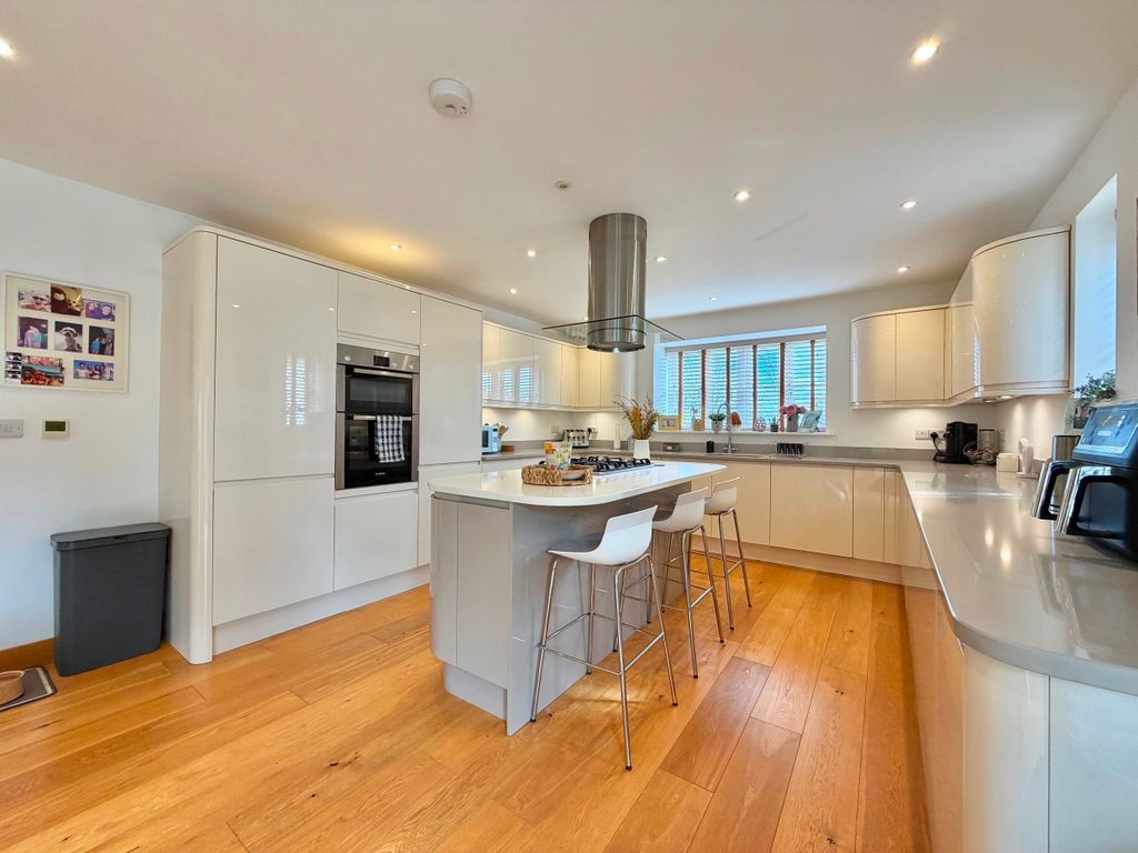 Property photo 2 of 32