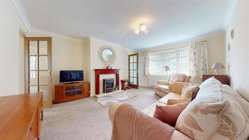 Property photo 3 of 25 Rufford Road Living Room