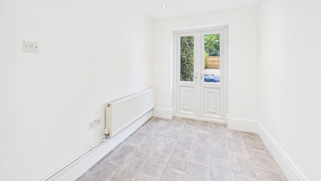 Property photo 3 of 13 5548555