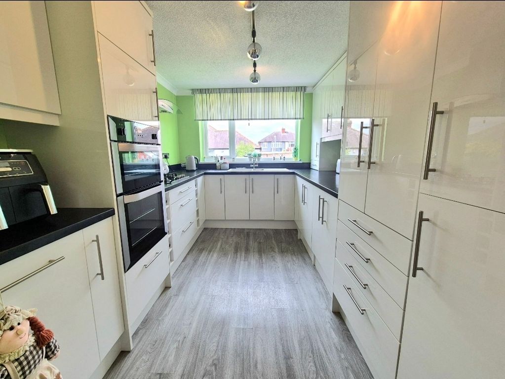 Property photo 3 of 12 Kitchen