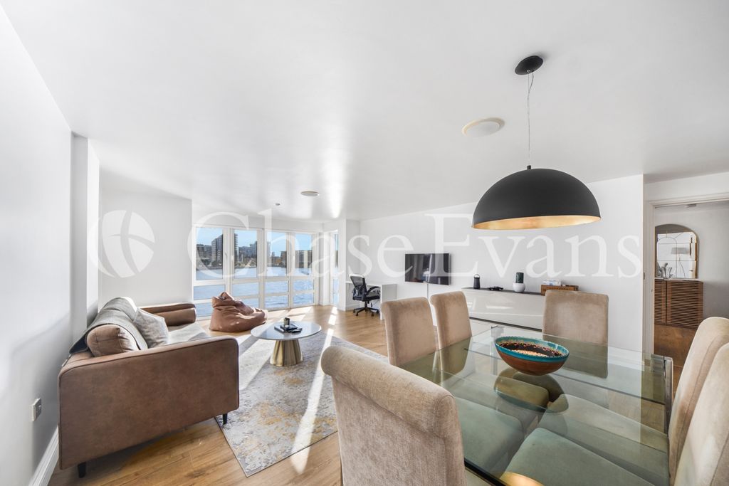 Property photo 3 of 22 St Davids Square, Is