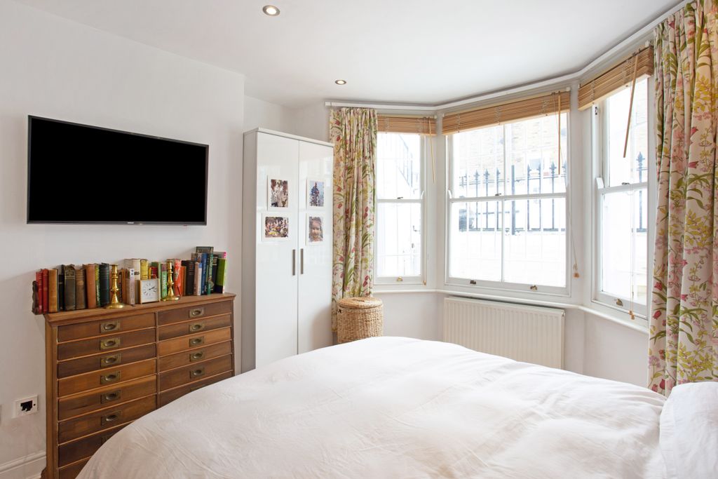 Property photo 2 of 9 39A Swanscombe Road