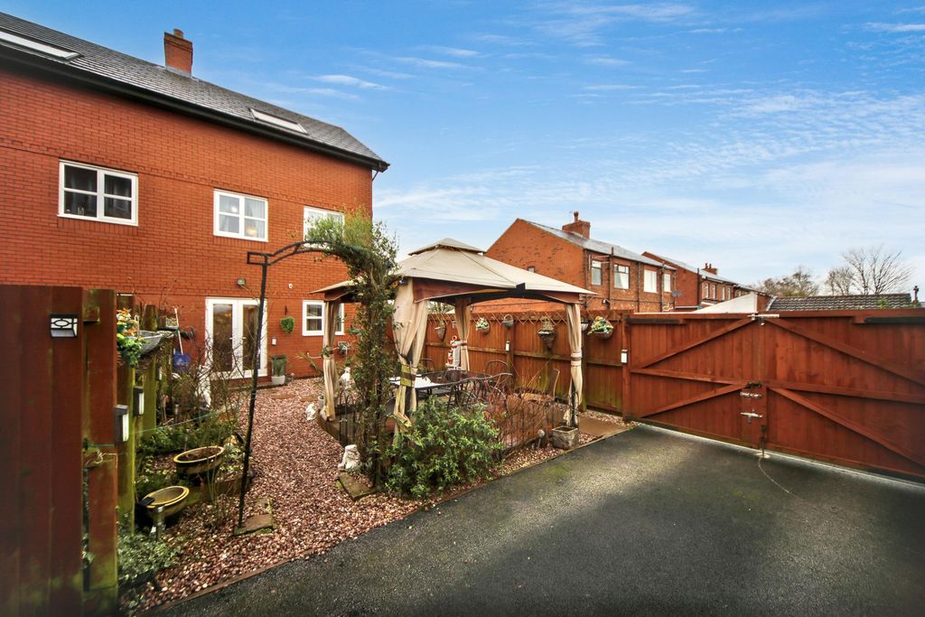 Property photo 2 of 25